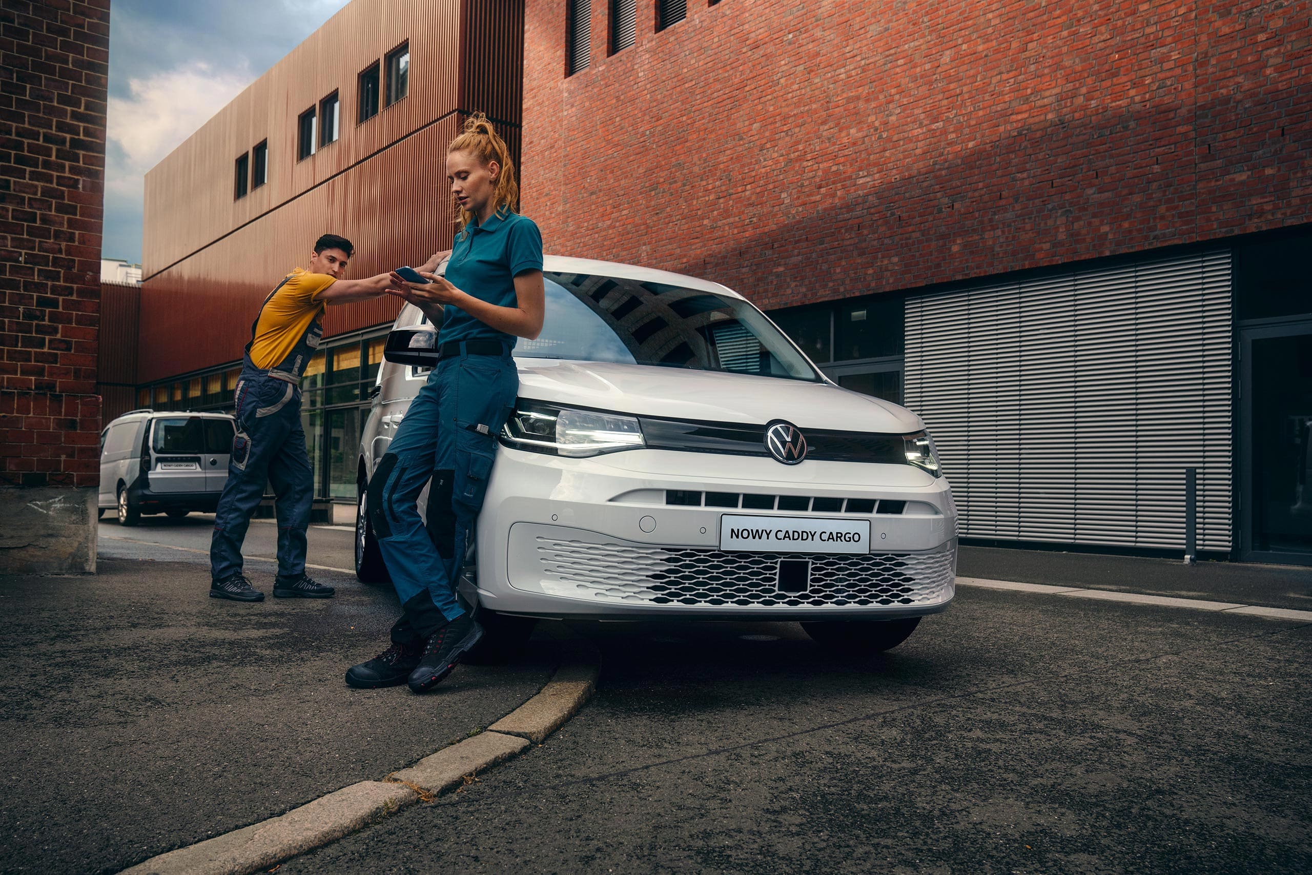 Kobieta i mężczyzna przed Nowym Caddy Cargo