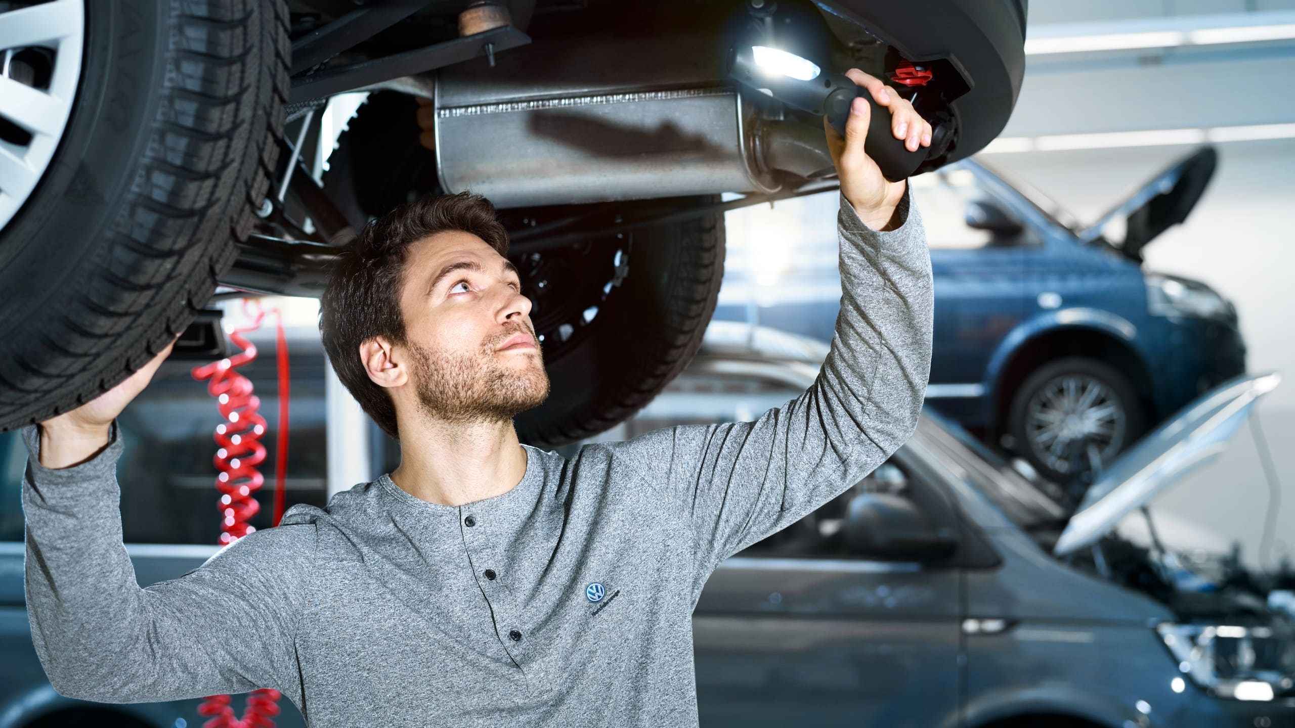 Pracownik serwisu sprawdza podwozie dostawczego Volkswagena.