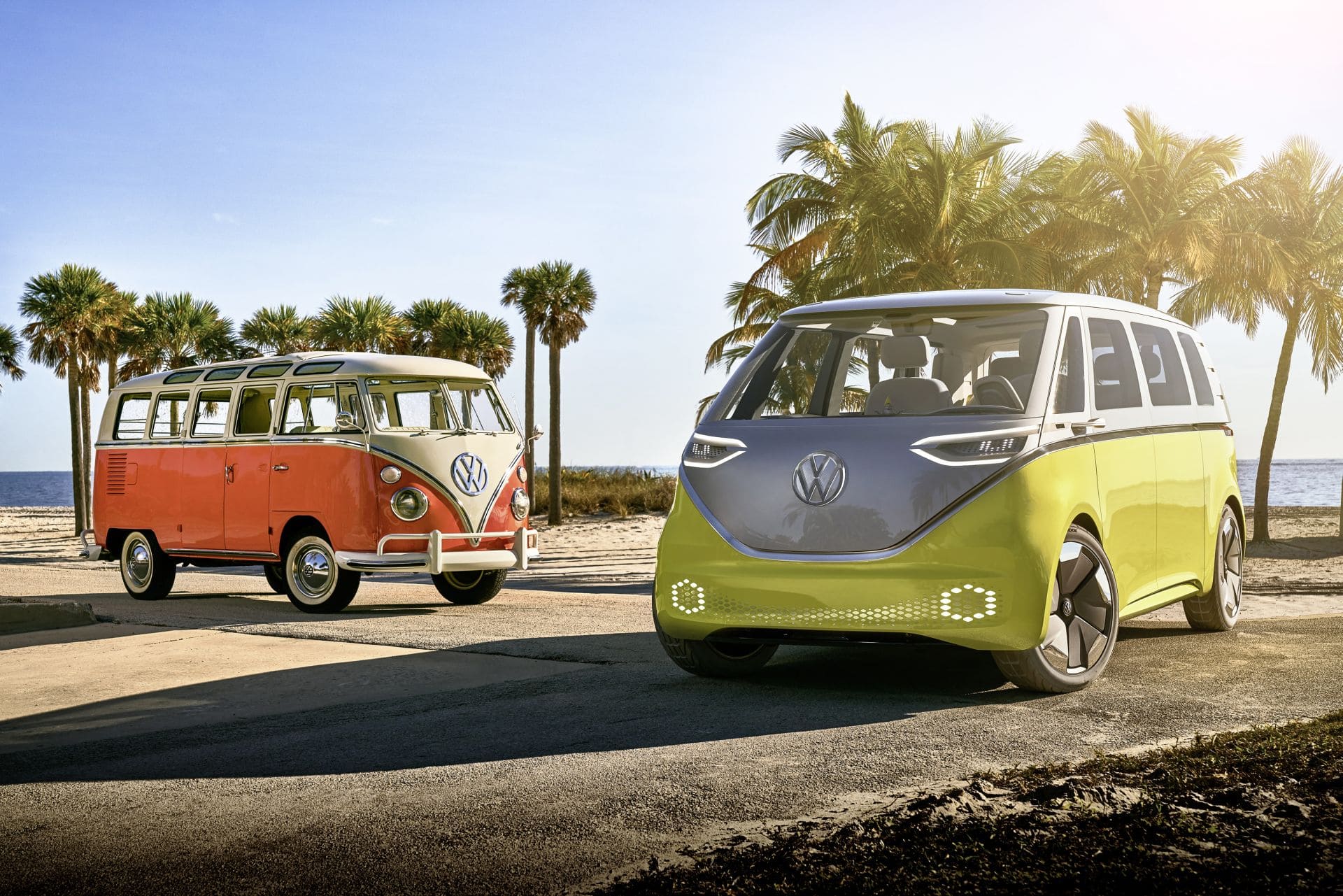 Starsza generacja Volkswagena California i prototyp ID. Buzz.