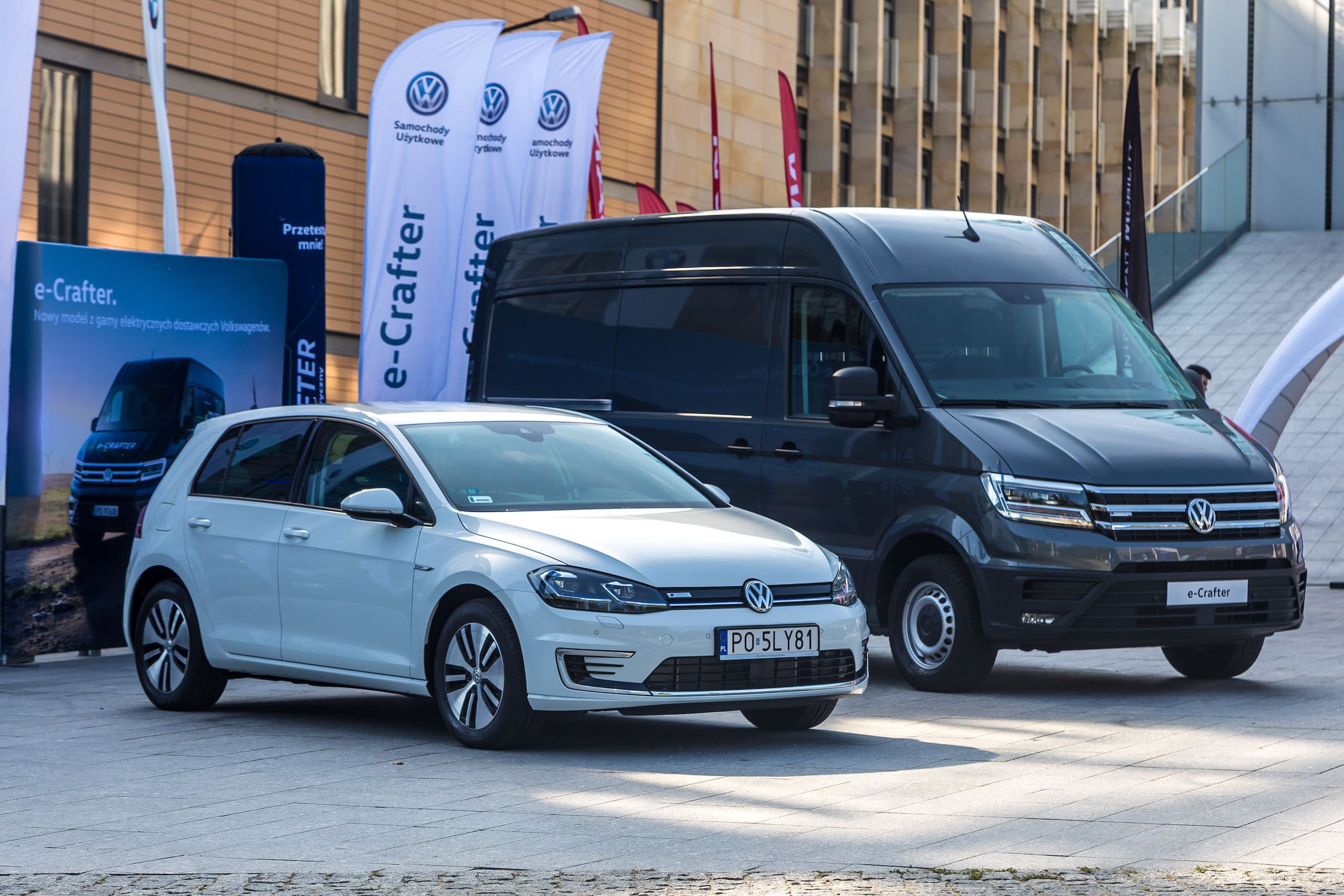 Modele marki Volkswagen przed budynkiem, w którym odbywał się Kongres