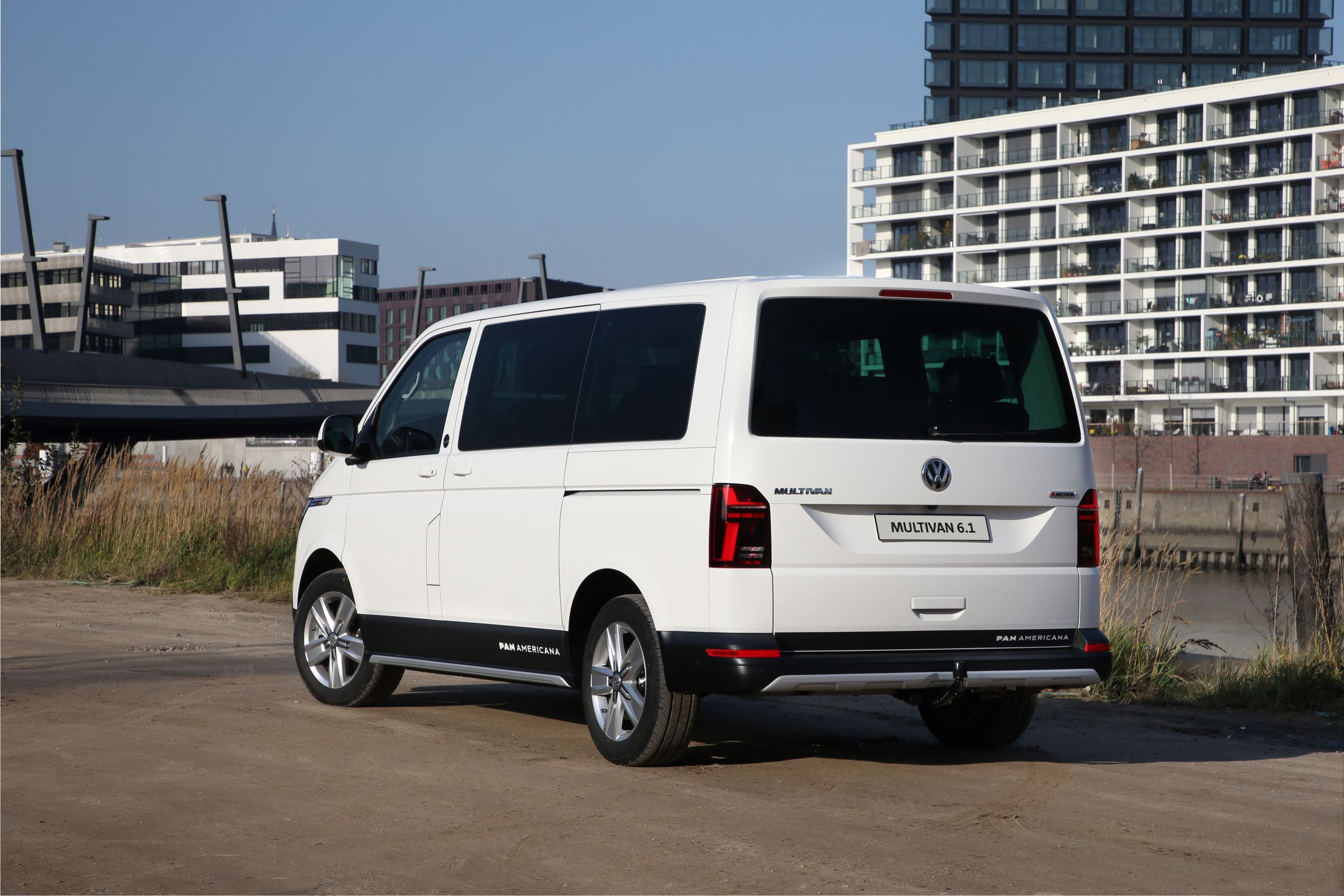 Volkswagen Multivan 6.1 tyłem na tle budynków