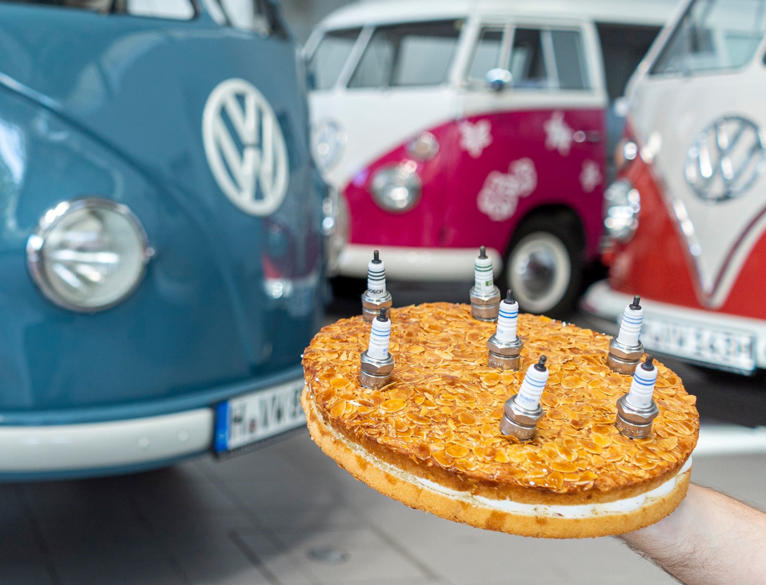 Ciasto ze "świeczkami" i Volkswagen Bulli w tle