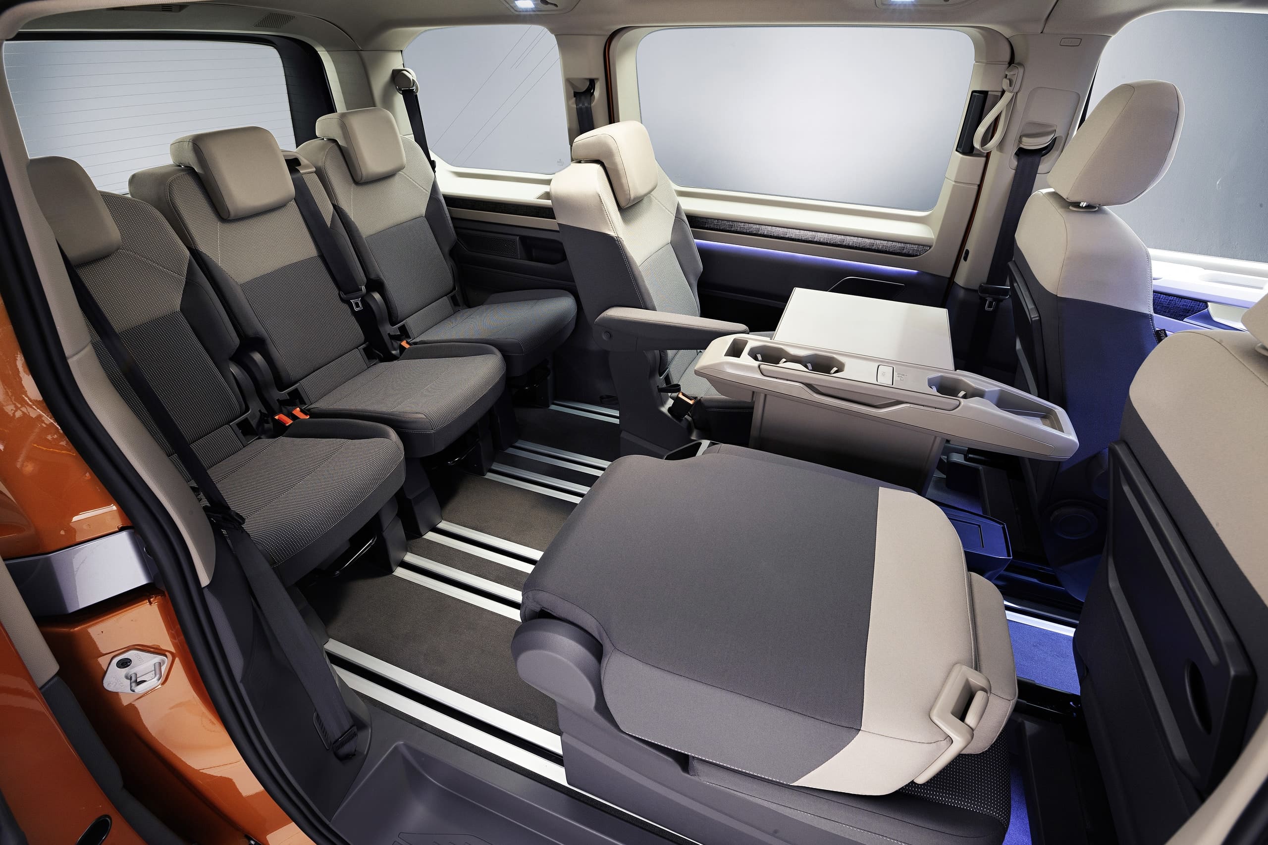 Wnętrze Volkswagena Multivana w części pasażerskiej.